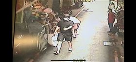 黑幫大哥池泳霖的兒子池勁緯，7日闖台北新光三越站前店內金飾店行竊，被警方逮獲。（圖／翻攝畫面）