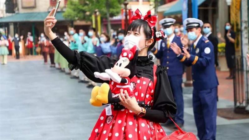 上海迪士尼全球首開園　遊客戴口罩玩