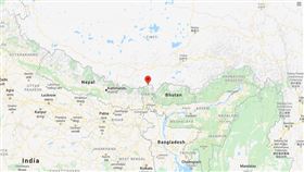 中國與印度經常因邊界的主權歸屬而發生糾紛，9日兩國士兵又再度在錫金邦北部的邊境爆發衝突，雙方人馬約150人出拳互毆，最後導致11人掛彩送醫，包含4名印度士兵和7名中國士兵，而整起事件的過程也全被錄下來。（圖／翻攝自Google Maps）