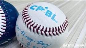 中華職棒防疫Logo比賽用球。（圖／記者王怡翔攝影)