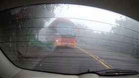 車上乘客拍下後方客運駕駛不斷按喇叭逼車的畫面。（圖／張先生提供）