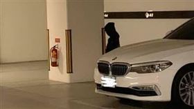 嚇壞！「詭異黑衣男」站遠處等她…真相曝光網驚呆：太可怕（圖／翻攝自臉書）