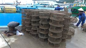 違法章魚籠破壞海洋生態　馬祖掃蕩清除594具為維護馬祖海洋資源，海巡署艦隊分署第十海巡隊及連江縣產發處聯合查緝，針對違法章魚籠進行掃蕩作業，共清除594具違法章魚籠。（連江縣產發處提供）中央社　109年5月11日