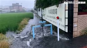 梅雨鋒面通過、東北風增強，我們收到的最新消息，大約傍晚六點左右，宜蘭市下起了一場強降雨，大約持續20分鐘，造成宜蘭市嵐峰路部分路段積水。
圖翻攝畫面