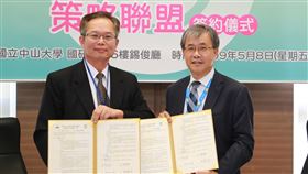 中山大學攜手高榮締約教學醫院國立中山大學積極籌設醫學院系，與高雄榮民總醫院簽署策略聯盟合作協議書，高榮院長林曜祥（左）與中山大學校長鄭英耀（右）允諾攜手合作，培育優秀公費醫學生。（中山大學提供）中央社記者王淑芬傳真　109年5月11日