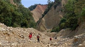 火炎山峽谷懸崖凶險　消防場勘策進救援方式苗栗縣三義火炎山大峽谷4月發生員警墜谷身亡意外，消防局第一大隊為策進未來搜救方式，前往3號峽谷場勘，推想擬定山難救援方式，縮短救援時間。（苗栗縣消防局提供）中央社記者管瑞平傳真　109年5月11日