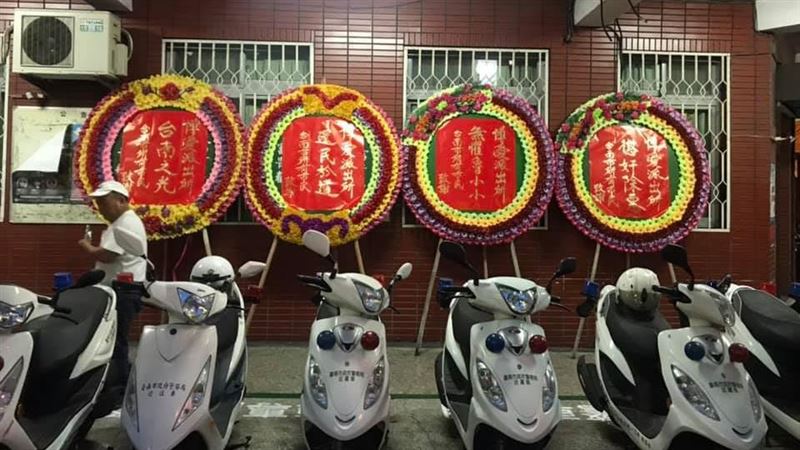 蘇大媽欠租被趕　怒質問誰送花圈給警