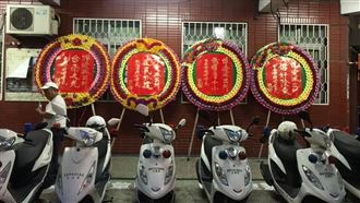 蘇大媽欠租被趕　怒質問誰送花圈給警