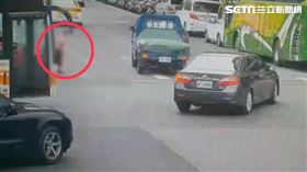 客運,車禍,行人,視線死角,台北　翻攝畫面