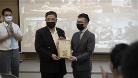 嶺東科大副校長楊永列（左一）頒發客座教授聘書給AECVF理事主席葉志堅（左二）。（圖／法國葡萄酒文化教育協會提供）