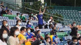 中職首開放觀賽「歸功全民」…蔡英文：全世界都會羨慕台灣（圖／翻攝臉書）