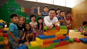 竹市親子館14日重新開放 入場控管採實名制新竹市政府宣布轄內3間親子館14日重新開館，採時段限制人數，並實施入館實名制。圖為新竹市長林智堅（中，白襯衫者）視察香山區親子館情形。（新竹市政府提供）中央社記者魯鋼駿傳真　109年5月12日