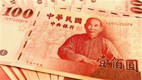 百元鈔。（圖／記者蔡佩蓉攝影）
