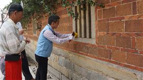 金紙瓦刀  黃家古厝修復工程動土金門縣金沙鎮西園74號黃家古厝修復工程12日動土，縣府建設處長文水成（右）用瓦刀把金紙嵌進古厝4個角落，完成傳統建築修復工程特有的動土方式。中央社記者黃慧敏攝  109年5月12日