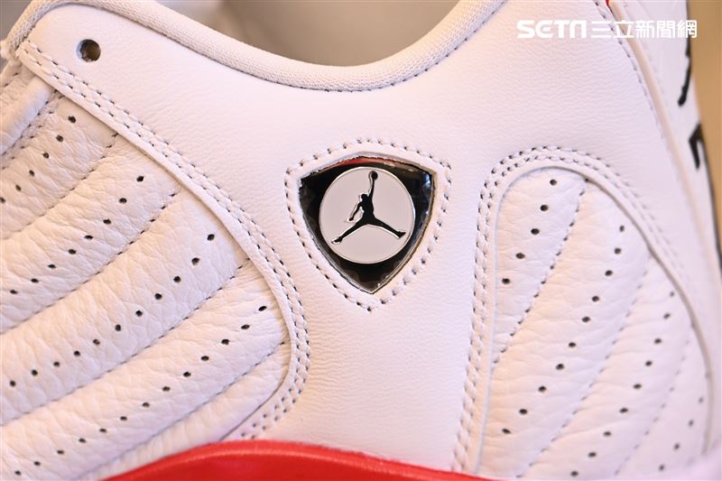 Jumpman盾型標誌,是以法拉利盾形廠徽為設計原型。(圖/鍾釗榛攝影)