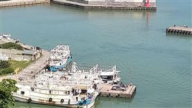 遠洋漁業憂上岸檢疫問題多  盼爭取再議防疫措施磐石艦官兵染疫引發關切，遠洋漁船防疫從進港前30天無海上接觸史改成全程。台灣區遠洋魷漁船魚類輸出業同業公會理事長雷祖綱12日表示，會再跟政府討論相關防疫措施，盼以延長無接觸史天數即可。中央社記者楊淑閔攝  109年5月12日