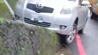 導航出包害卡邊坡　機智警一招助脫困