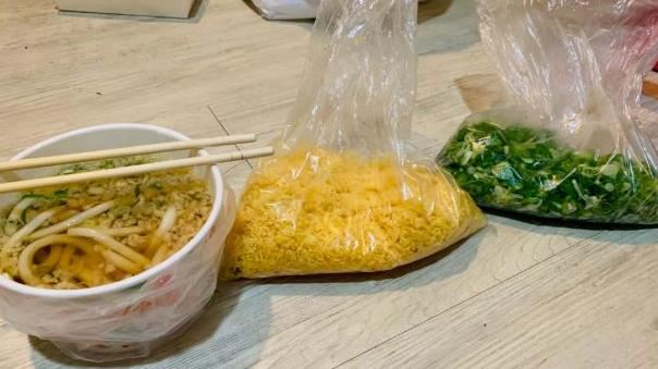 叫外送驚見「蔥塔」　網羨：可吃半年