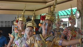 泰國擬對外籍遊客徵稅武漢肺炎重挫旅遊業，泰國政府研擬對入境的外國旅客徵收旅遊稅，一人不會超過300泰銖。圖為泰國知名觀光景點四面佛的舞者5日戴上面罩跳舞。中央社記者呂欣憓曼谷攝  109年5月12日