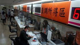 綜所稅申報將開跑　防疫提前部署（1）108年度綜合所得稅申報5月1日將開跑，受武漢肺炎疫情影響，今年申報期間延長為2個月，30日各國稅局已提前部署多項防疫措施，以因應可能湧現的報稅人潮。中央社記者孫仲達攝　109年4月30日