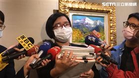 翁律師代表陳女出面反駁公司所有指控。（圖／記者楊忠翰攝）