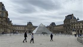 法國解封首日 羅浮宮周邊人潮逐漸聚集法國自11日起逐漸解封，巴黎羅浮宮前雖仍有隔離線，但周圍有不少民眾及遊客散步，甚至合影留念。中央社記者曾婷瑄巴黎攝　109年5月12日