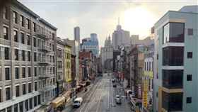 紐約強迫商家停業  曼哈頓華埠陷蕭條為防止2019冠狀病毒疾病（COVID-19）疫情惡化，紐約州政府3月22日要求非民生必需就業者全數在家工作，大批商家被迫停業，曼哈頓華埠呈現蕭條景象。中央社記者尹俊傑紐約攝  109年5月12日