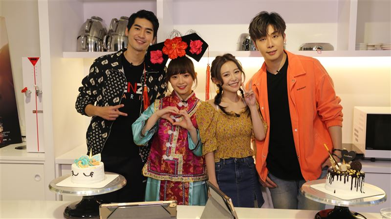 狼人殺女神做甜點！甜美燦笑融化粉絲