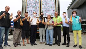嘉義烏殼綠竹筍外銷加拿大嘉義縣大林鎮的烏殼綠竹筍成功外銷加拿大，由產地現採直銷，12日裝櫃，嘉義縣長翁章梁（左4）等人到場見證。中央社記者蔡智明攝　109年5月12日