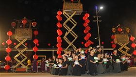 疫情影響　(奚鳥)籠中元祭放水燈遊行規模縮減受到武漢肺炎疫情影響，歷年來封街宛如嘉年華會的(奚鳥)籠中元祭重頭戲「放水燈遊行」，確定將取消表演隊伍參與，規模大幅縮減，圖為106年9月4日(奚鳥)籠中元祭表演活動。中央社記者王朝鈺攝　109年5月12日