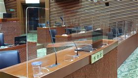 議員座位沒隔板　宜蘭縣議會：符合中央防疫指引宜蘭縣議會13日起開議，議事廳內的主席台、縣長報告台與單位列席台基於防疫需要，已裝有壓克力防飛沫隔板，但議員的座位保持原狀，遭外界質疑防疫「做半套」；縣議會12日表示，一切都符合中央防疫指引。中央社記者沈如峰宜蘭攝　109年5月12日