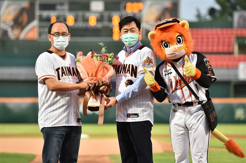 統一獅台南開門首戰梅花座內外野6人進場 運動 三立新聞網setn Com