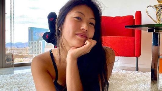 短裙長襪上球場　她被俱樂部踢出去