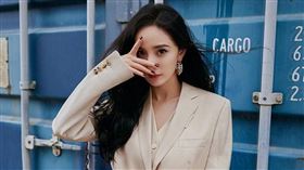 金泰希、潤娥、楊冪及古力娜扎就頻頻撞「Chloé C迷你小方包」。（圖／翻攝自IG）