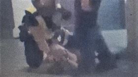 台北市西門町所翁姓警員出腳踹踢施姓女子頭部。（圖／翻攝臉書社團《黑色豪門企業》）