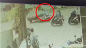 韓賜村,闖紅燈,監視器畫面,機車,撞擊瞬間