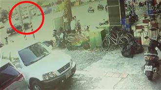 撞擊瞬間曝／議員韓賜村紅燈直直撞