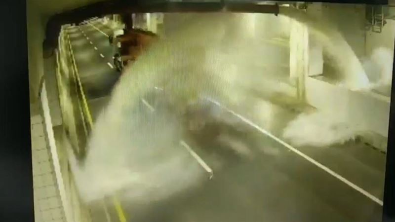 超高車撞鳳鼻隧道　消防管爆流百噸水
