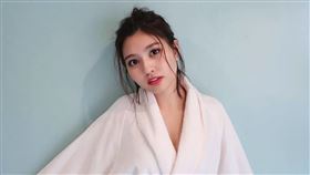 林夢曾自拍只以毛巾「夾緊雙乳」圍上身。（圖／翻攝自林夢IG）