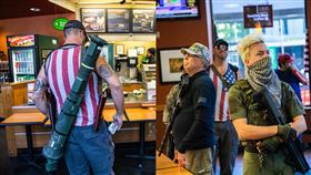 誇張！抗議團體攜火箭砲、散彈槍上街美國,北卡羅萊納州,火箭砲,火箭筒,散彈槍,重機槍,抗議,遊行
翻攝自推特 Travis Long