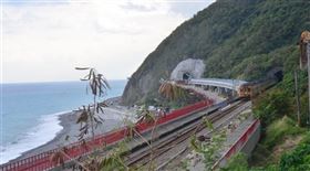 交通部今天指出，台鐵南迴鐵路電氣化去年12月23日潮州枋寮段電氣化通車啟用，全線預定今年底電氣化通車。圖為電氣化工程中的台東多良車站。（中央社檔案照片）