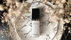 水感潤澤精萃：全新超微導配方，1滴立即滲透補水，為肌膚注入滿滿微分子修護精華，還能加入各種粉底液裡，讓底妝更服貼、不乾燥浮粉，全天候輕鬆水嫩持妝。（圖／克莉菲爾CREERFAIR提供）