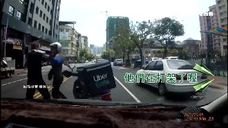 外送員忽快忽慢被叭　下秒雙方打起來
