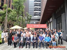 前排左起第三位為宏盛建設董事長林新欽、左起第四位為淡江大學學術副校長何啟東。（圖／宏盛建設）