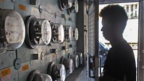 夏月電價將在6月1日如期上路，經濟部長沈榮津13日表示，受疫情影響導致營業額減少15%或50%的企業，台電已有打折處理，不會再處理夏月電價。（中央社檔案照片）