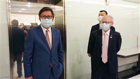 永豐金董事長自曝現金股利縮水  留現金先求過冬永豐金董事長翁文(示其)（左）13日股東會特別向股東致歉，疫情期間，要留現金過冬，現金股利因此縮水。中央社記者潘姿羽攝  109年5月13日