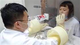 醫病分道  奇美醫院推優化防疫站奇美醫學中心13日啟用新建置的「防疫站2.0」優化版，醫護人員與病人分道，透過防護設備進行採檢，減少感染機會。（奇美醫學中心提供）中央社記者楊思瑞台南傳真  109年5月13日