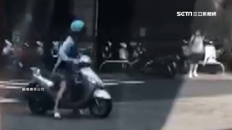 旁人嚇傻！女騎士十字路口「騎馬舞」