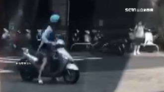 旁人嚇傻！女騎士十字路口「騎馬舞」