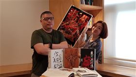 紀錄片千年一問重現鄭問人生風靡亞洲的漫畫家鄭問2017年因心肌梗塞過世，身為鄭問迷的牽猴子整合行銷總監王師（左），找了曾拍攝音效師胡定一紀錄片「擬音」、參與拍攝作家周夢蝶紀錄電影「化城再來人」的紀錄片導演王婉柔（右），以細膩的視角拍攝鄭問紀錄片「千年一問」，盼透過鏡頭拉近觀眾與鄭問的距離。中央社記者鄭景雯攝  109年5月13日